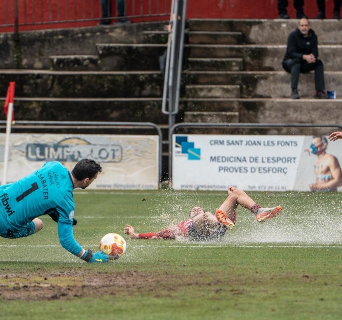Sabater atrapa el balón en el Olot-Poblense
