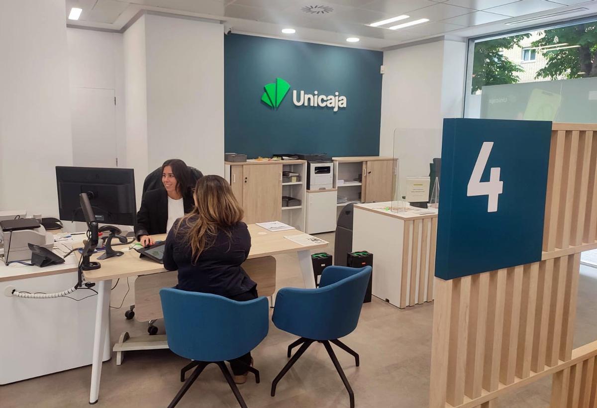 Atención a un cliente en el banco Unicaja