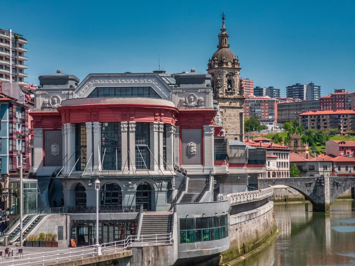 Un curioso mercado que se asoma al río Nervión.