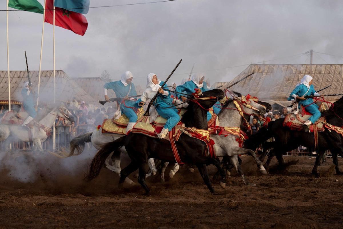 Noura intenta controlar a su caballo después de una descarga de fusilería, en un ejercicio de Tbourida, tradición ecuestre marroquí a la que las mujeres solo se han podido incorporar en los últimos tiempos