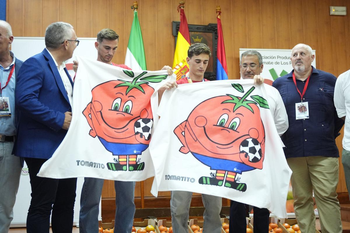 Los Palacios se rinde a Fabián y Gavi, sus campeones del mundo
