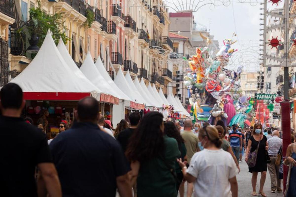La comisión Falla de la Cruz en la Plaza de la Reina, en obras. | F. BUSTAMANTE