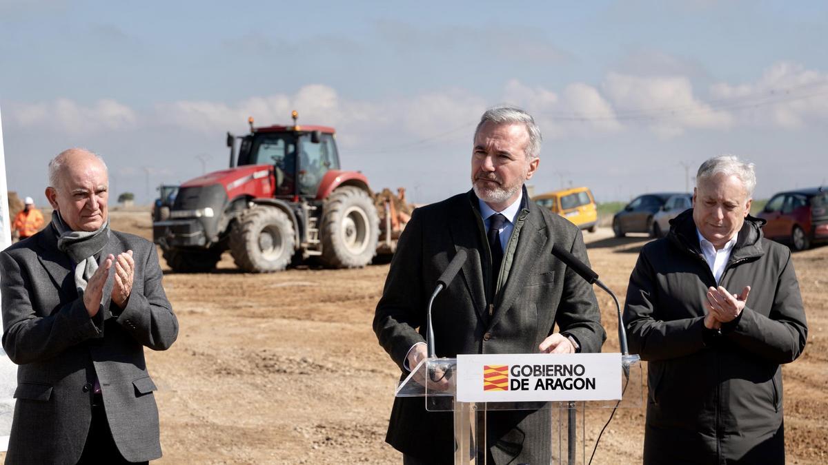 El presidente de Aragón, Jorge Azcón, este lunes en la carretera entre Ejea y Gallur.