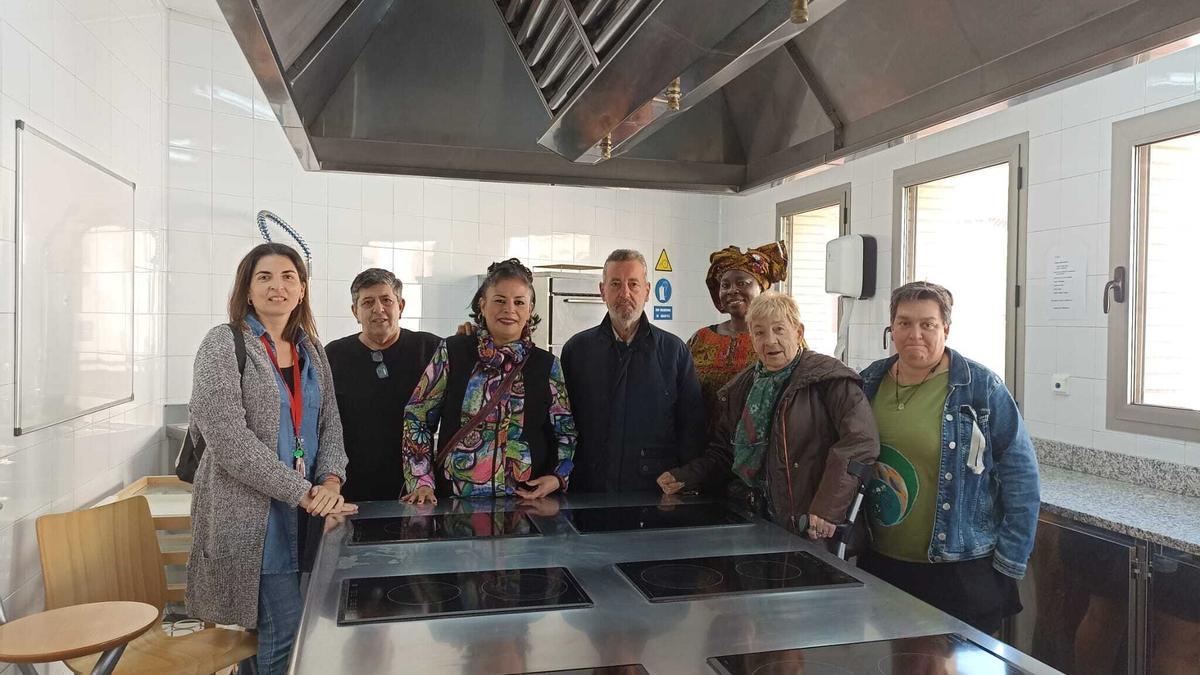 Algunos miembros de Gambaru en el espacio cocina del Centro Joaquín Roncal CAI