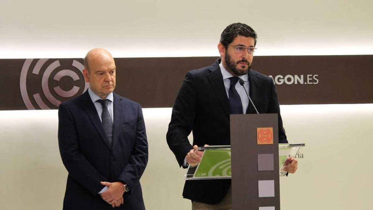 Alejandro Nolasco, junto a Santiago Morón, este jueves en la sala de prensa de las Cortes de Aragón.