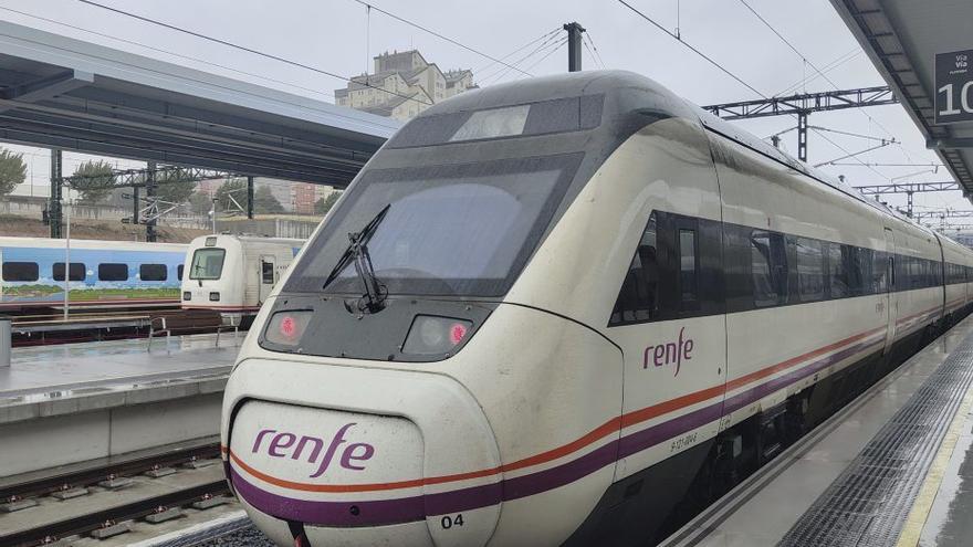 El Eje Atlántico ‘amputado’: el coche gana por 85 minutos al tren a Ferrol