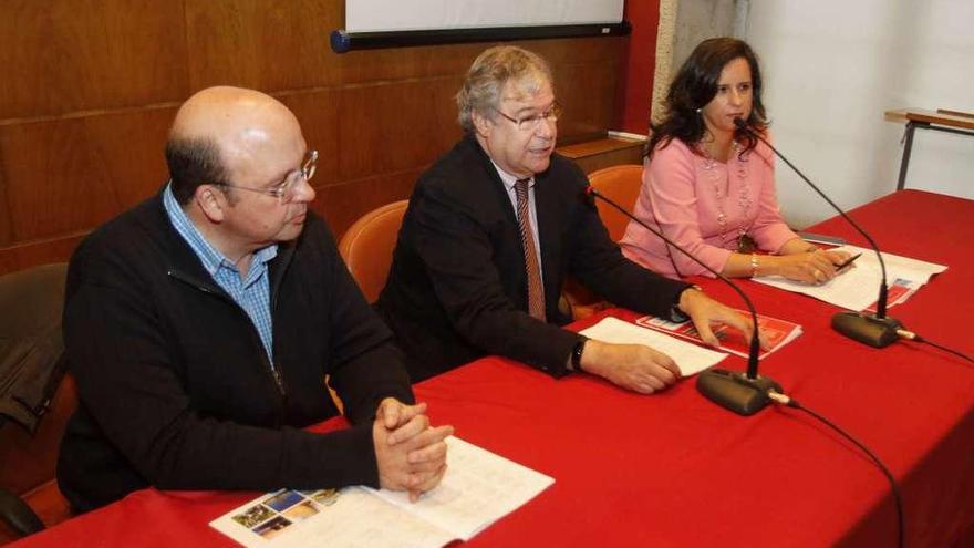 Desde la izquierda, Xosé Gómez, Aurelio Villa y Nancy Vázquez, ayer, en la presentación del foro. // A.Villar