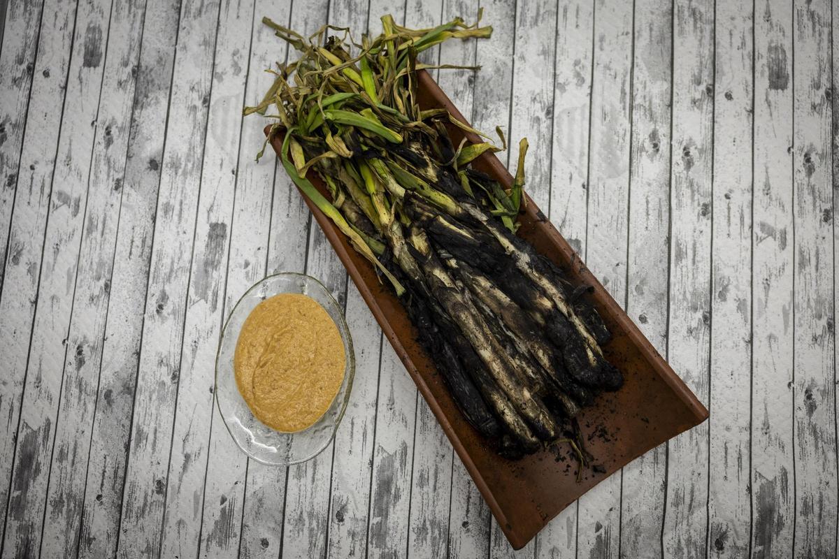 En imágenes | Asador Fajardo, el restaurante de Zaragoza que vende 40.000 calçots al año: "No tienen mucho misterio"