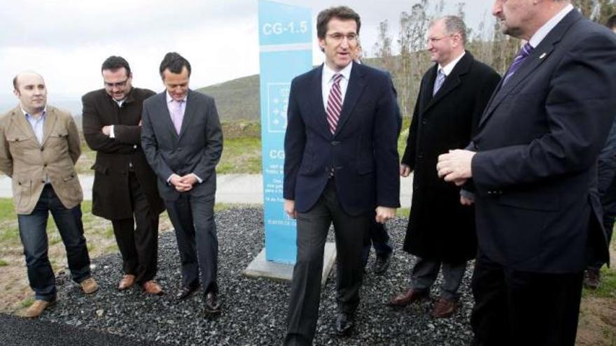 Hernández y Feijóo, en el centro, en un momento de la inauguración de la carretera. / la opinión