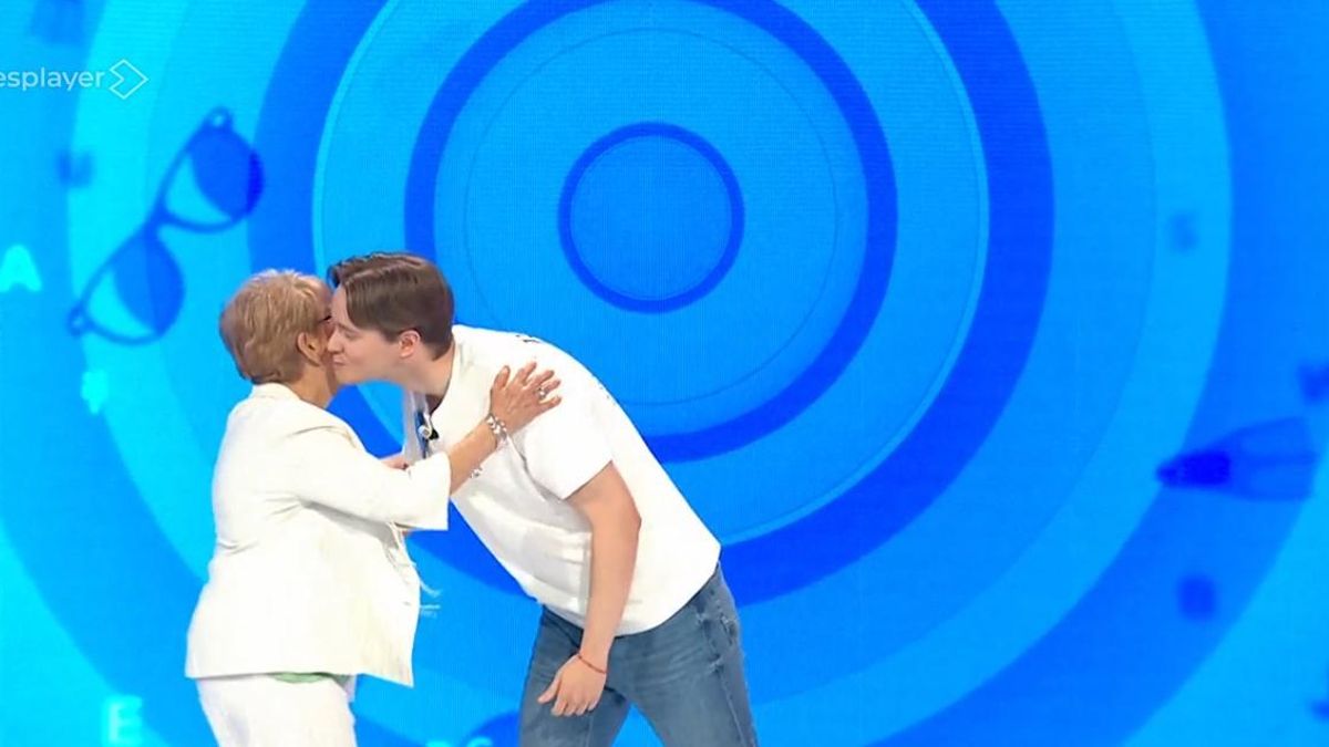 Manu saluda a Lolín, su rival en la Silla Azul