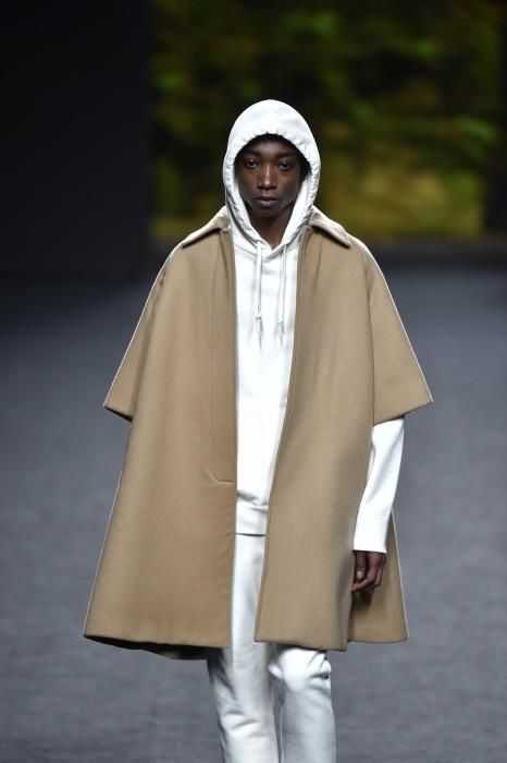 Juanjo Oliva, Otoño-Invierno 2017/2018:'total white look' y capa camel