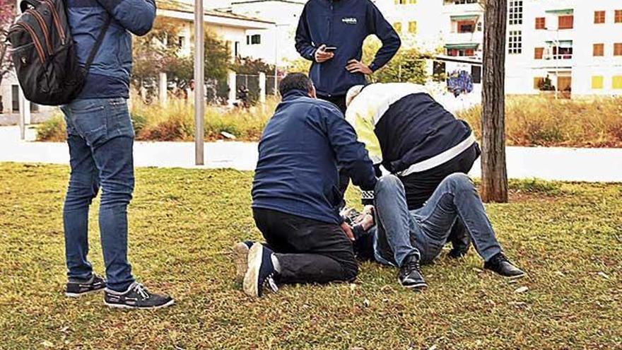 Agentes de la PolicÃ­a Local reducen, ayer, al padre que se negaba a entregar a su hija a la madre.