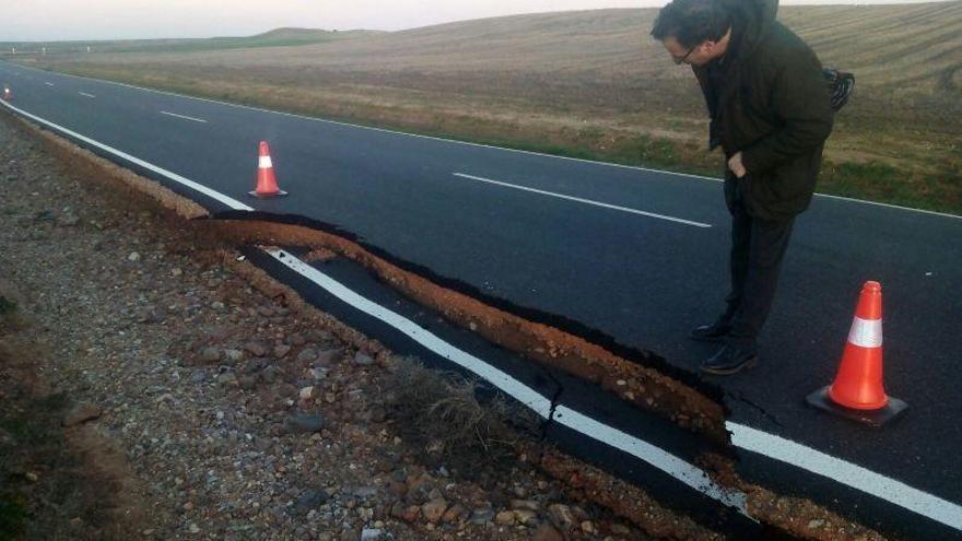 Desperfectos en la carretera que une Cubillos con Moreruela de los Infanzones