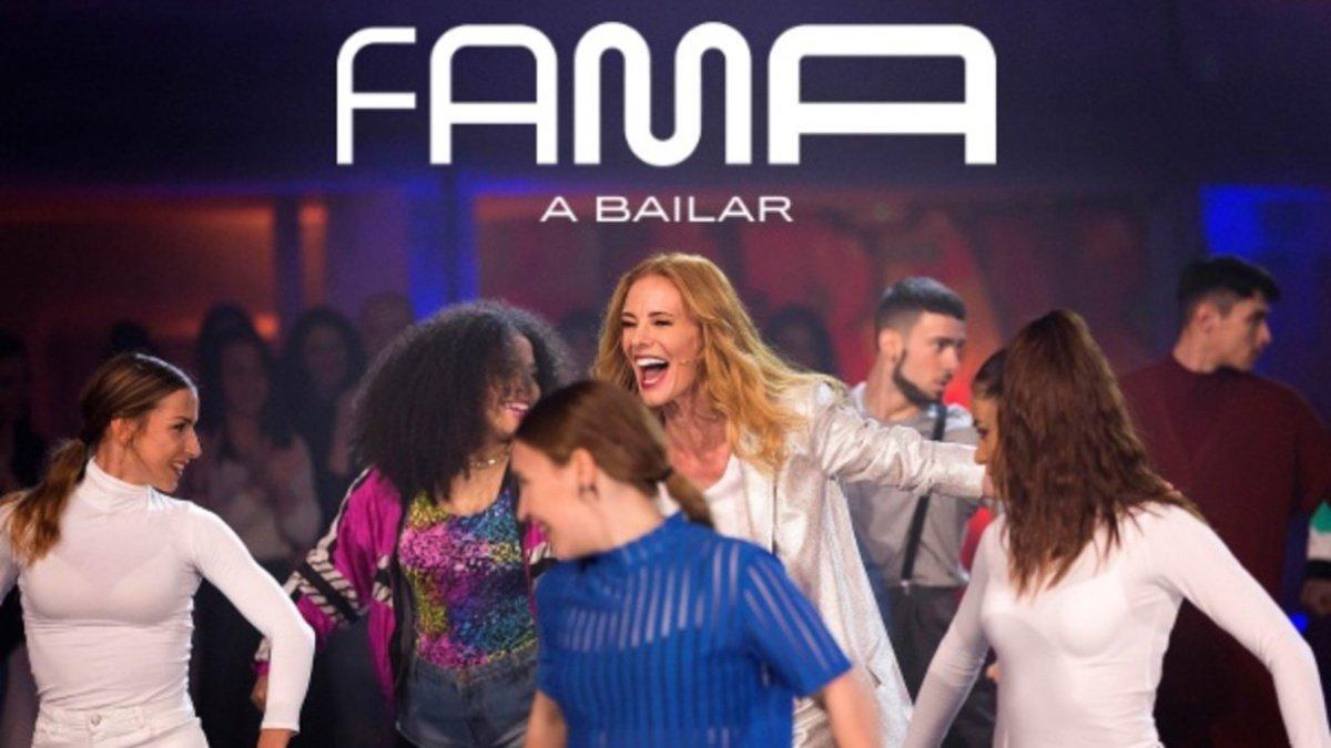 Paula Vázquez junto a los concursantes de 'Fama a bailar'