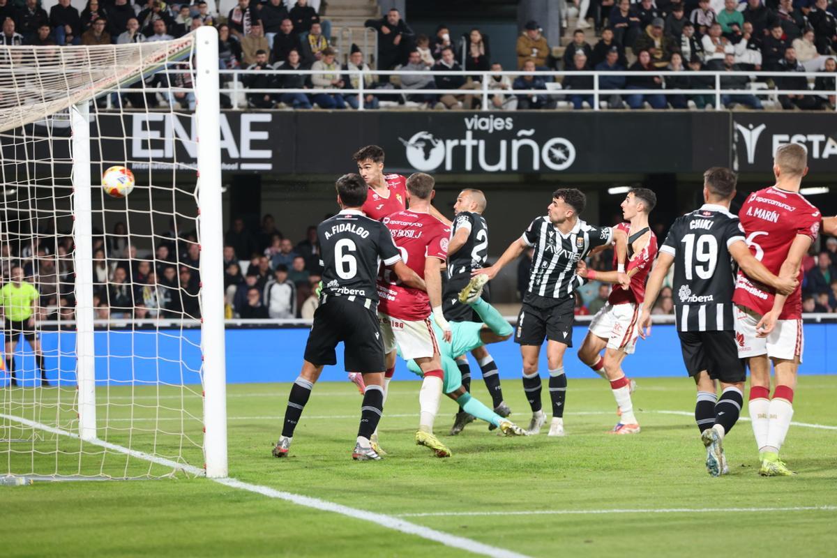Héctor Pérez en el remate que acabó en gol