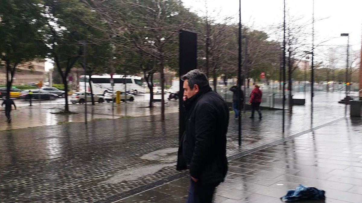 Manuel Bustos saliendo de la Ciudad de la Justicia.