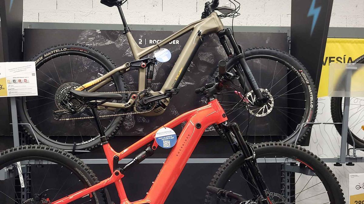 Colas en Decathlon para comprar  la nueva bicicleta de montaña eléctrica que tiene una rebaja de 400 euros por tiempo limitado