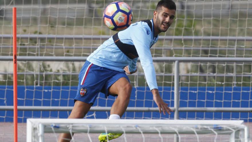 Róber Pier, en un entrenamiento con el Levante.