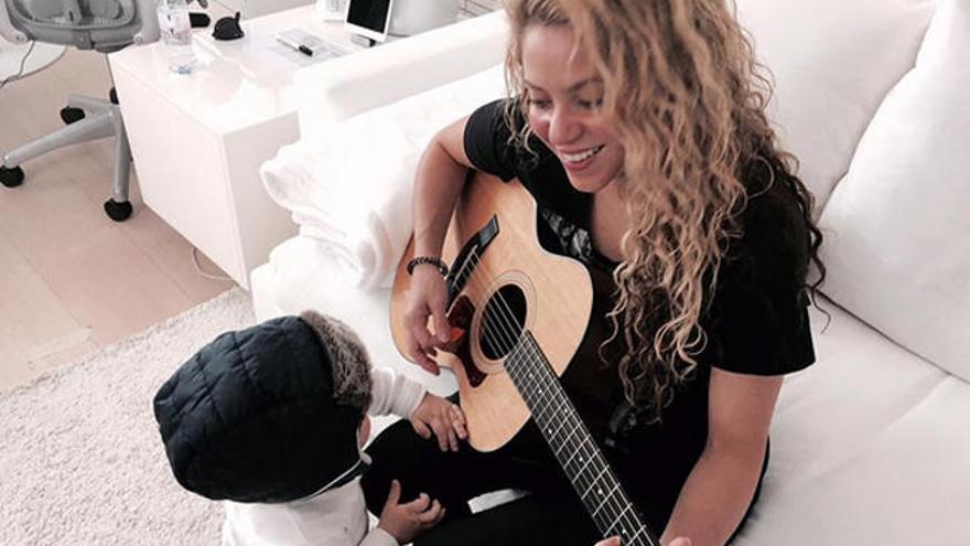 Shakira toca la guitarra junto a Sasha.