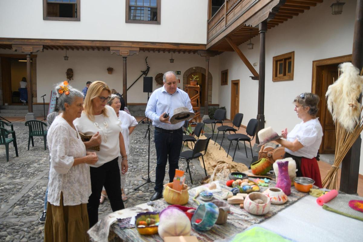 El concejal de Cultura y Turismo, Juan Martel, junto a uno de los puestos de artesanía.