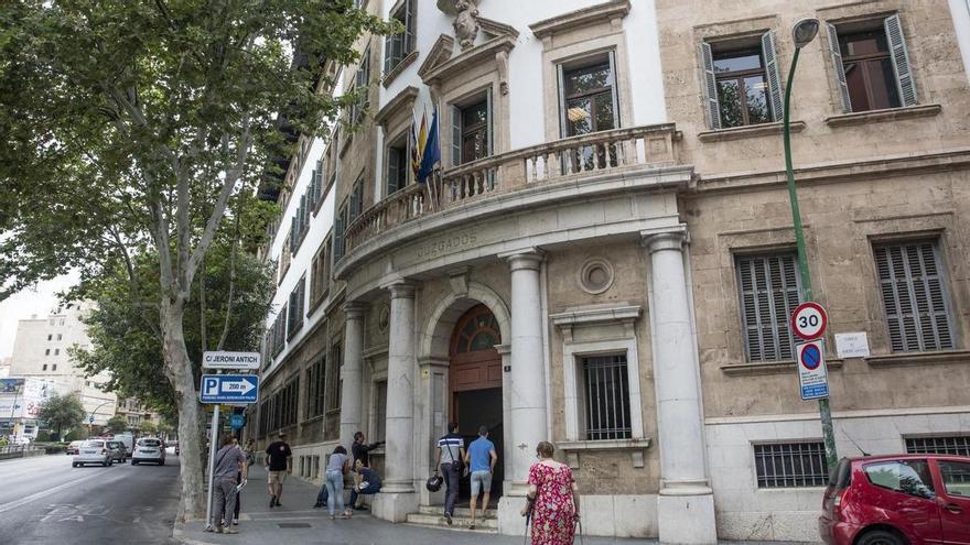 Piden tres años de cárcel a un turista por hacer fotos a una niña en un hotel de Mallorca