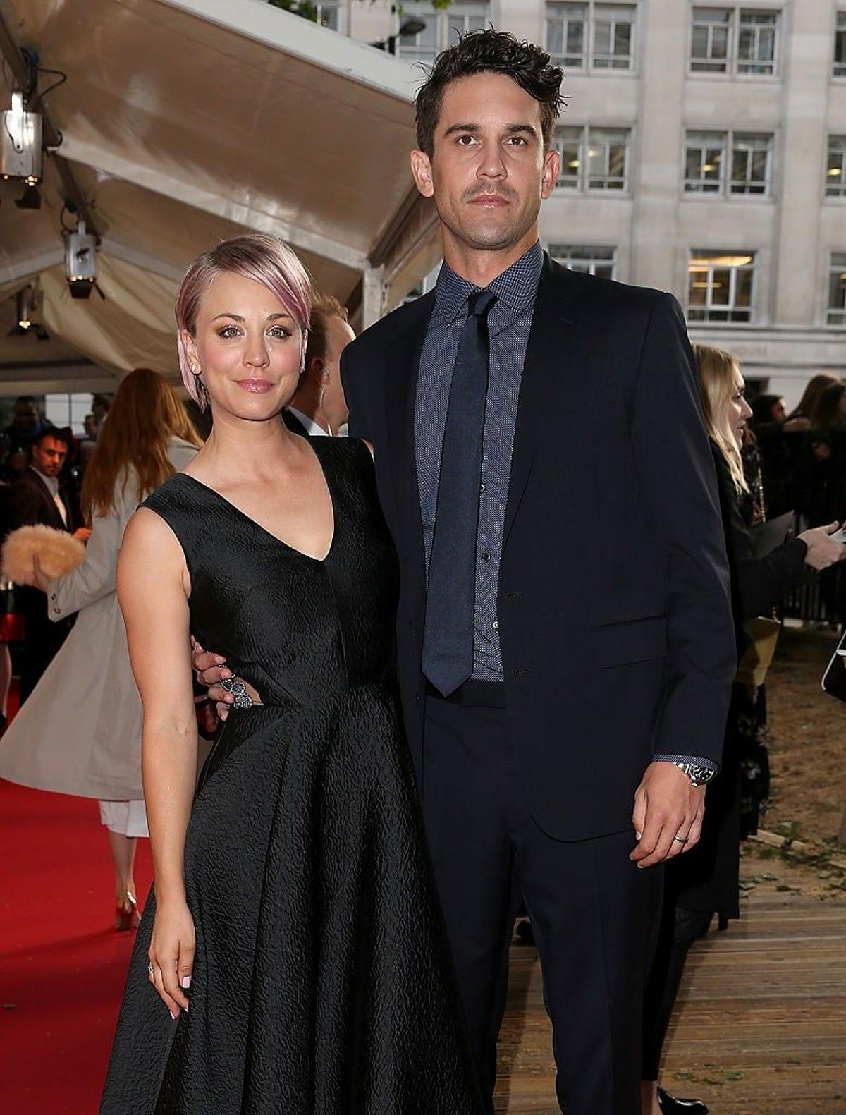 Kaley Cuoco y Ryan Sweeting juntos en alfombra roja 2015