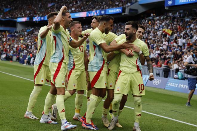 Alex Baena celebra con sus compañeros tras anotar un gol ante Francia durante el partido por la medalla de oro de los Juegos Olímpicos de París 2024 que Francia y España disputan este viernes en el Parc des Princes, de Paris . 