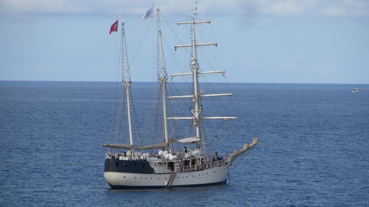 El bergantín Cervantes Saavedra fondea en la bahía de Xàbia