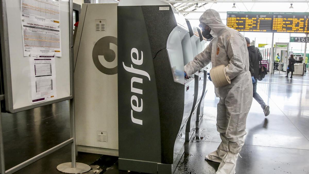 En la estación de Renfe se repartirán mascarillas a quienes vayan a trabajar