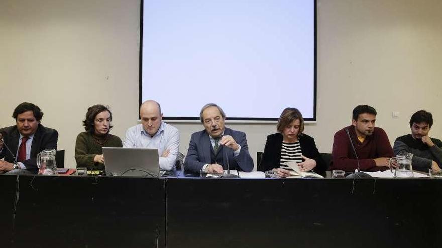 Por la izquierda, David Gistau, Clara Eslava, Miguel Tejada, Wenceslao López, Ana Taboada, Iván Álvarez e Ignacio Fernández del Páramo, durante la presentación del proyecto del bulevar de Santullano, en diciembre de 2017.