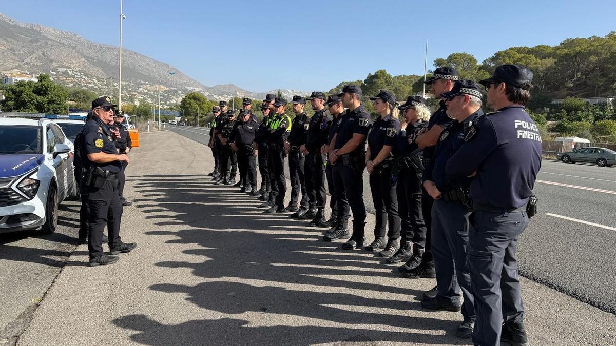 Policías locales de varios municipios de la Marina Baixa antes de partir a Valencia.