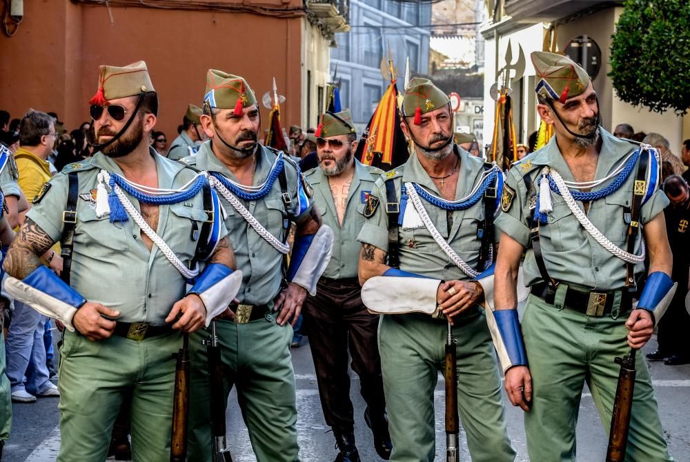 Multitud de público arropó la procesión organizada por la Hermandad del Calvario de Elda, en la que sesenta exlegionarios portaron a hombros el trono.