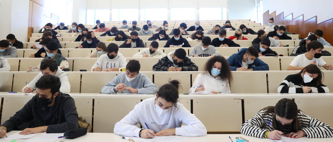 Alumnos de la facultad de Económicas realizan un examen