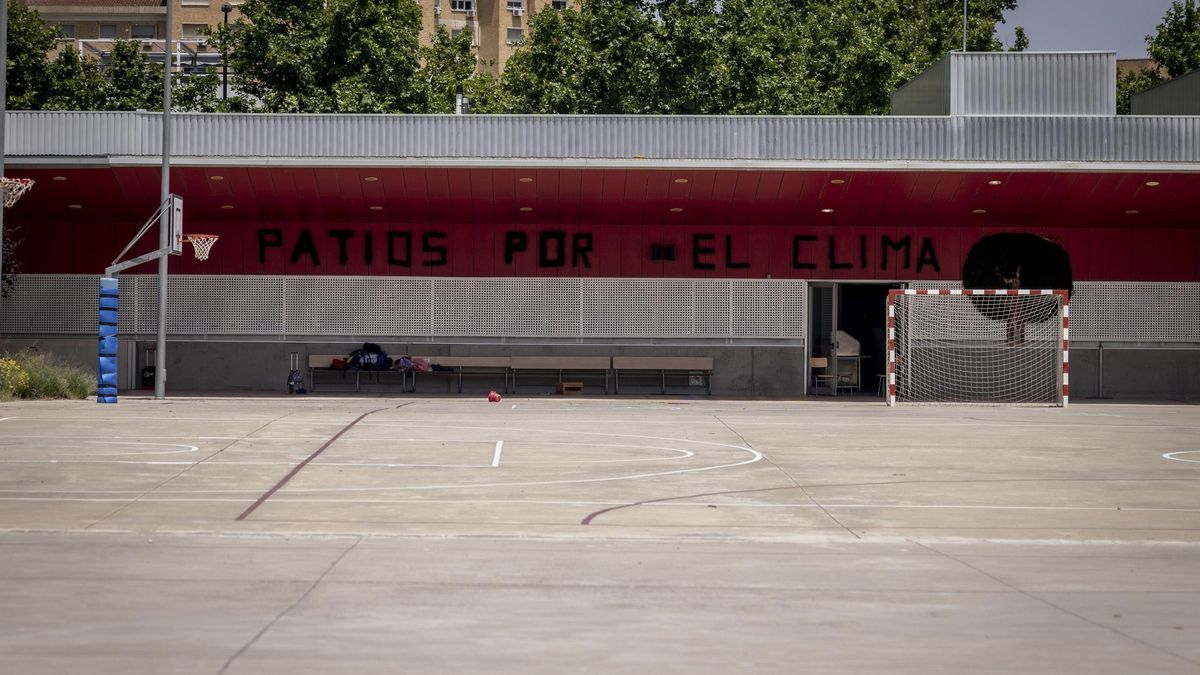 El patio del colegio Vadorrey-Les Allées, con un cartel de 'Patios X El Clima'.