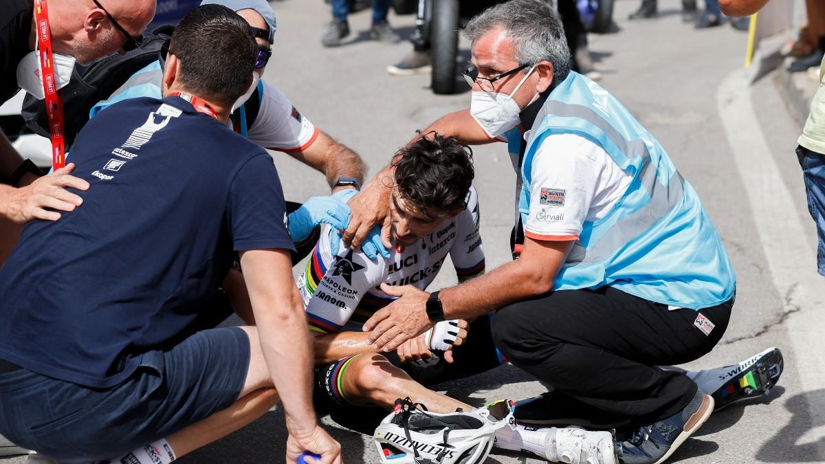 Alaphilippe, atendido por los médicos de La Vuelta