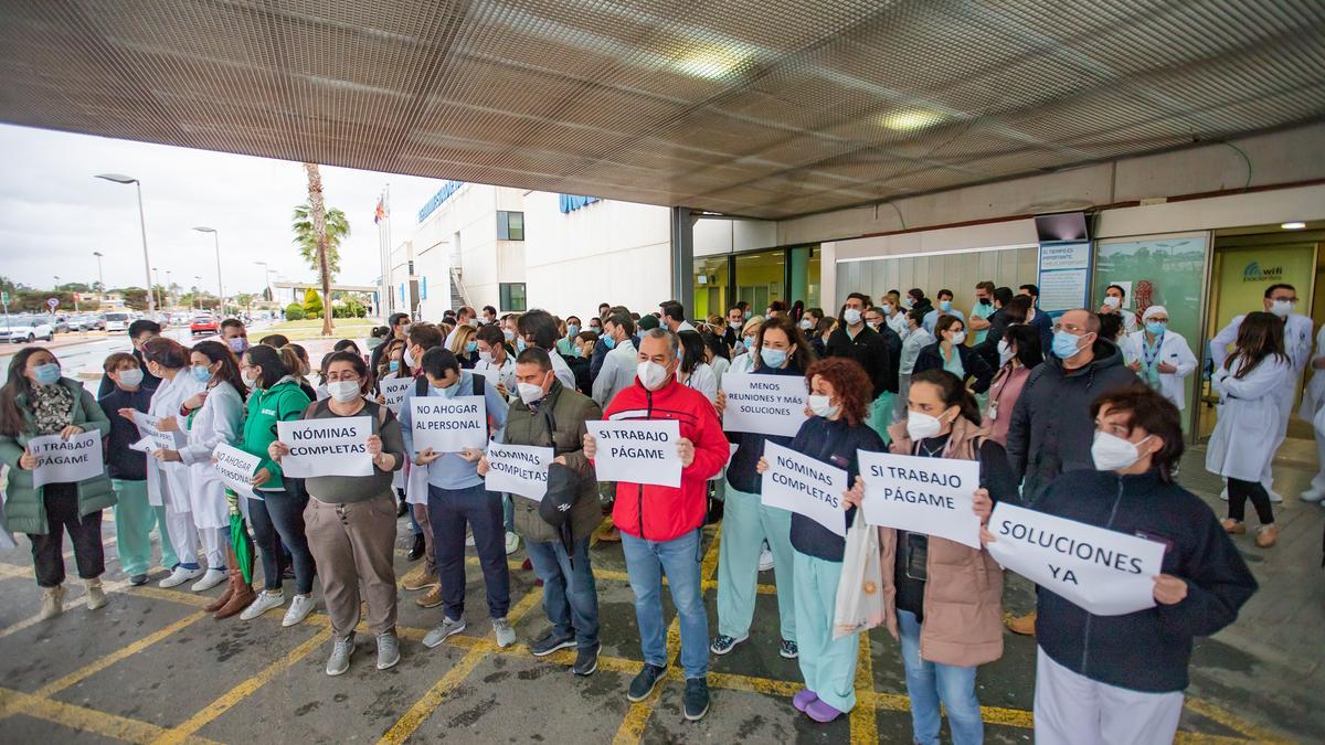 Concentración de los sindicatos a las puertas de Urgencias del Hospital de Torrevieja