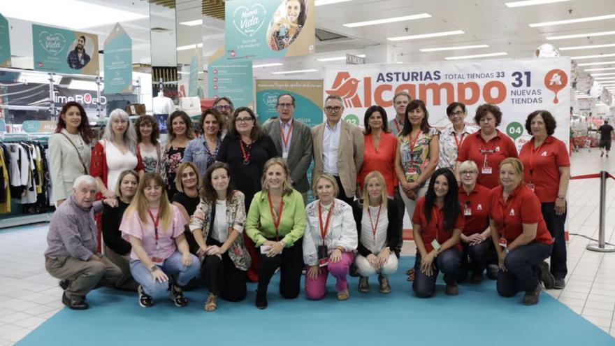 Alcampo y Cáritas se alían para crear un córner de ropa de segunda mano en el hipermercado gijonés