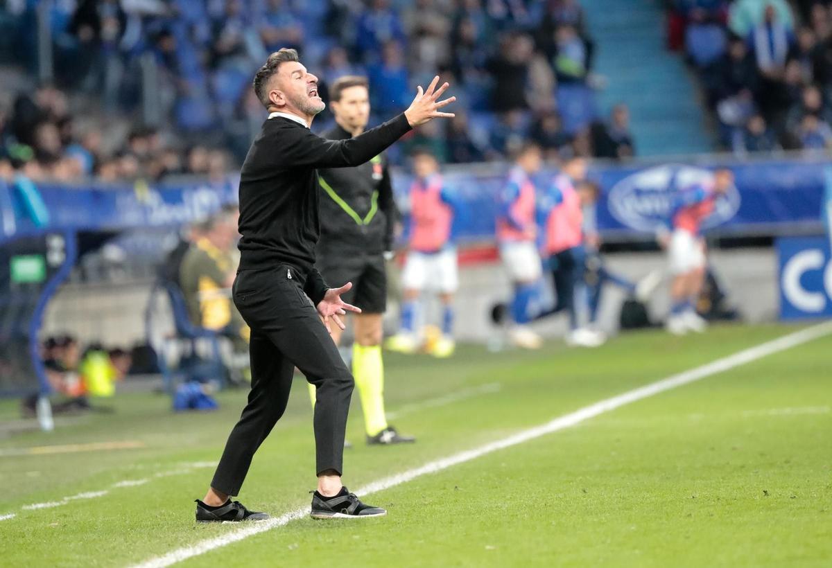Iván Ania da instrucciones a sus jugadores durante el Oviedo-Córdoba CF de la primera vuelta.