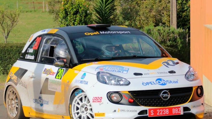 Esteban Vallín, a los mandos de su Opel Adam R2.