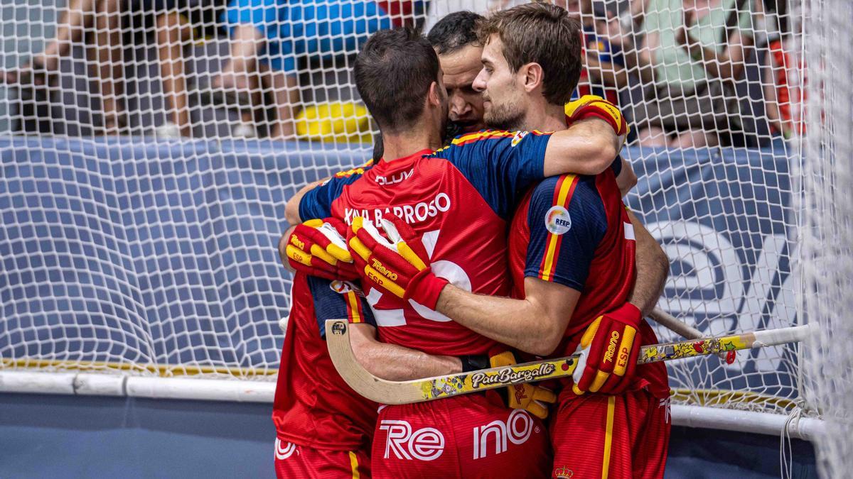 Los jugadores del combinado español se abrazan tras lograr el título.