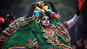 MEX8474. CIUDAD DE MÉXICO (MÉXICO), 29/10/2022.- Varias personas participan en un desfile previo al Día de Muertos, hoy, en Ciudad de México (México). El desfile del Día de Muertos vuelve a la capital mexicana con miles de participantes caracterizados como catrina, calavera gigantes y carros alegóricos, en una de las festividad mas arraigadas de México. EFE/Sáshenka Gutiérrez