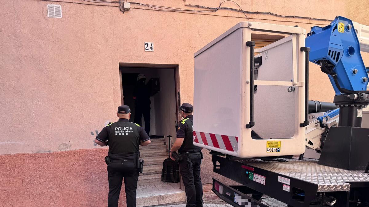 Agents de la Guàrdia Urbana amb els tècnics d'Endesa en un dels domicilis del barri del Culubret.