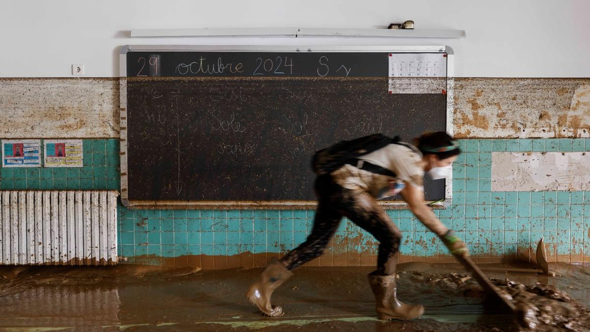 Del barro al Congreso: los fotoperiodistas valencianos llevan la dana a la Cámara Baja