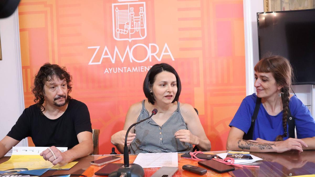 Desde la izquierda, Pepe Calvo, María Eugenia Cabezas y Rosa Encinas.