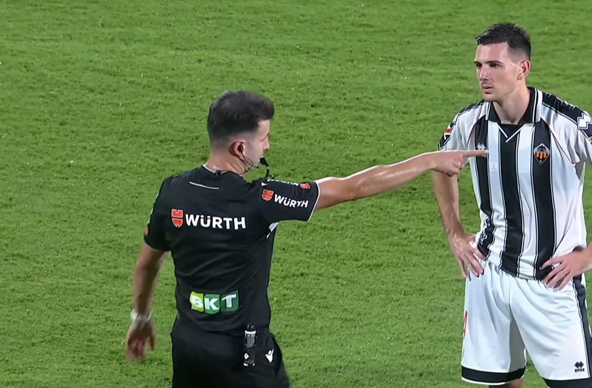 Agustín Sienra, cariacontecido después de que el árbitro concediera el 1-1 del Zaragoza en el SkyFi Castalia.