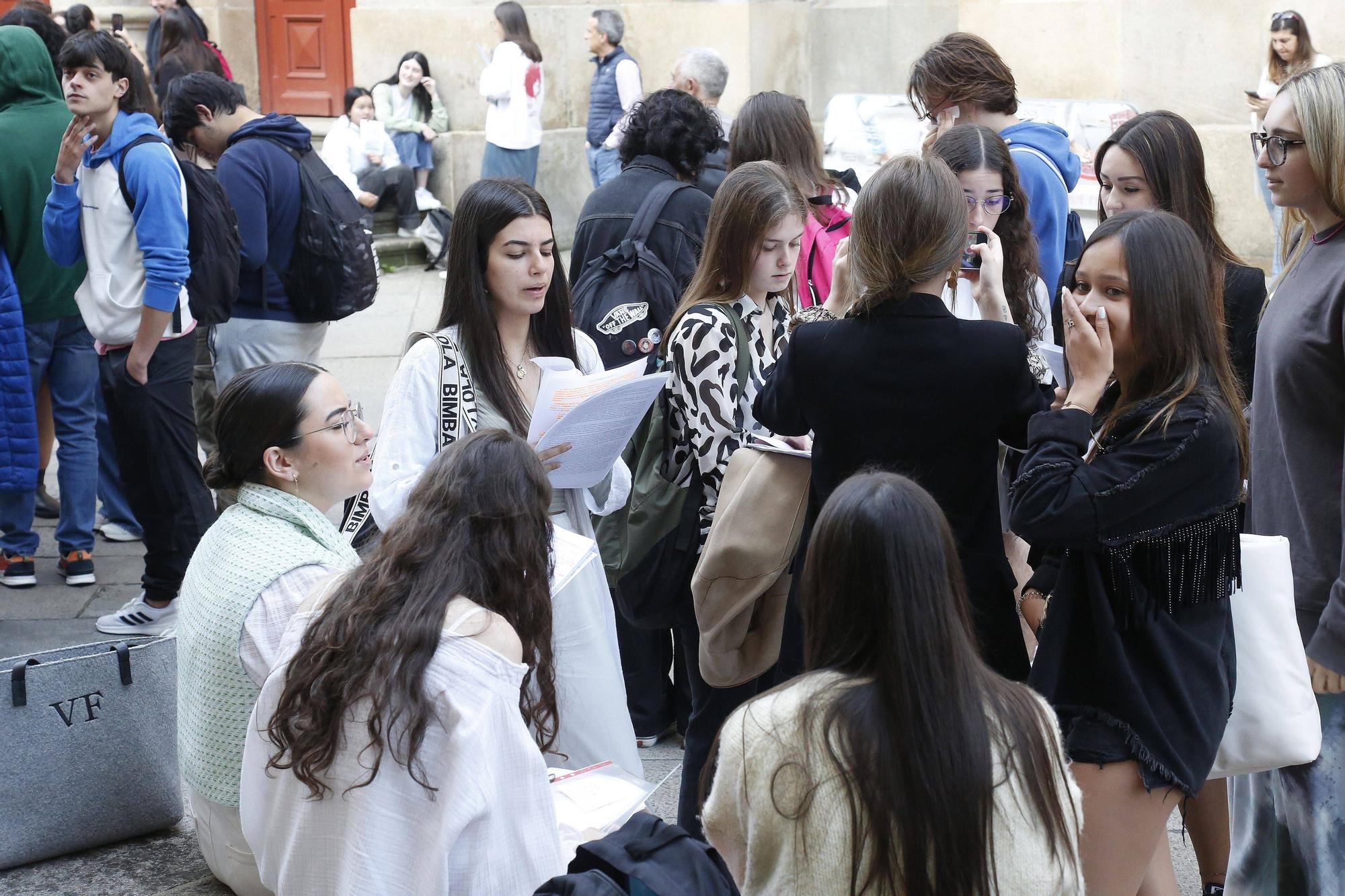 Estudiantes esperando para entrar en la Facultad de Medicina