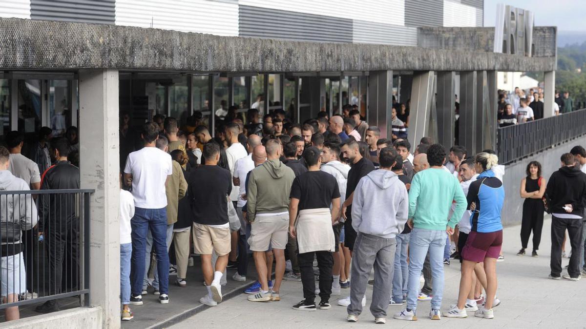 Colas para acceder a un examen teórico de la convocatoria en el Arena. |  Bernabé/Javier Lalín