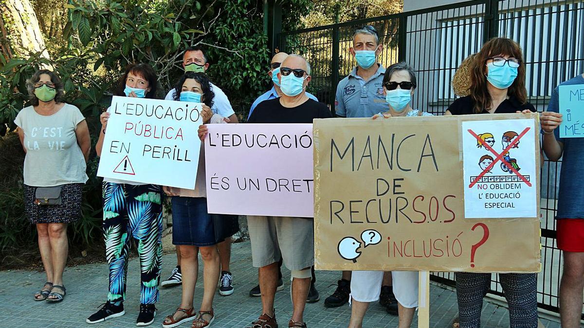 Pares i mares del centre d’educació especial en la protesta d’ahir.  | XAVIER PI/ACN