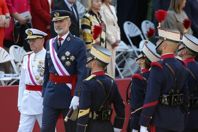 Los Reyes Felipe y Lezia presiden el desfile del Día de las Fuerzas Armadas ante miles de ovetenses