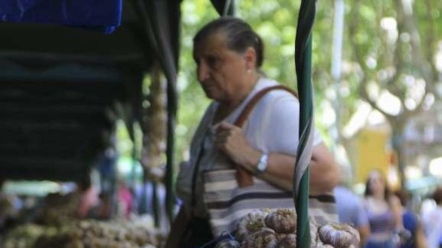 Una mujer en la Feria del Ajo.